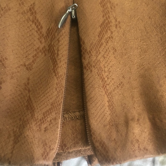 Good American snakeskin suede skinny pants size large or 8/10 NWT - Picture 3 of 5